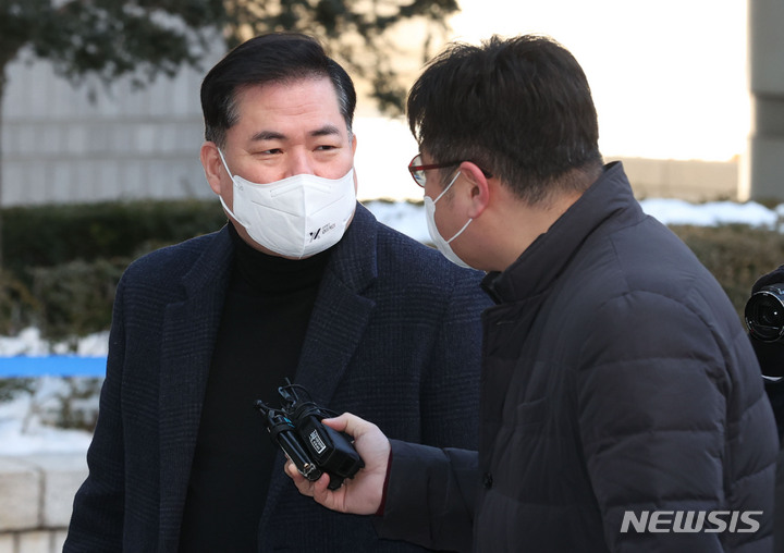 [서울=뉴시스] 최동준 기자 = 유동규 전 성남도시개발공사 기획본부장이 27일 서울 서초구 서울중앙지법에서 열린 대장동 개발 사업 로비·특혜 의혹 관련 공판에 출석하고 있다. (공동취재사진) 2023.01.27. photo@newsis.com