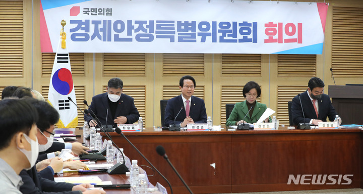 [서울=뉴시스] 전진환 기자 = 27일 오전 서울 여의도 국회 의원회관에서 열린 국민의힘 경제안정특별위원회 회의에서 류성걸 위원장이 발언하고 있다. 2023.01.27. amin2@newsis.com