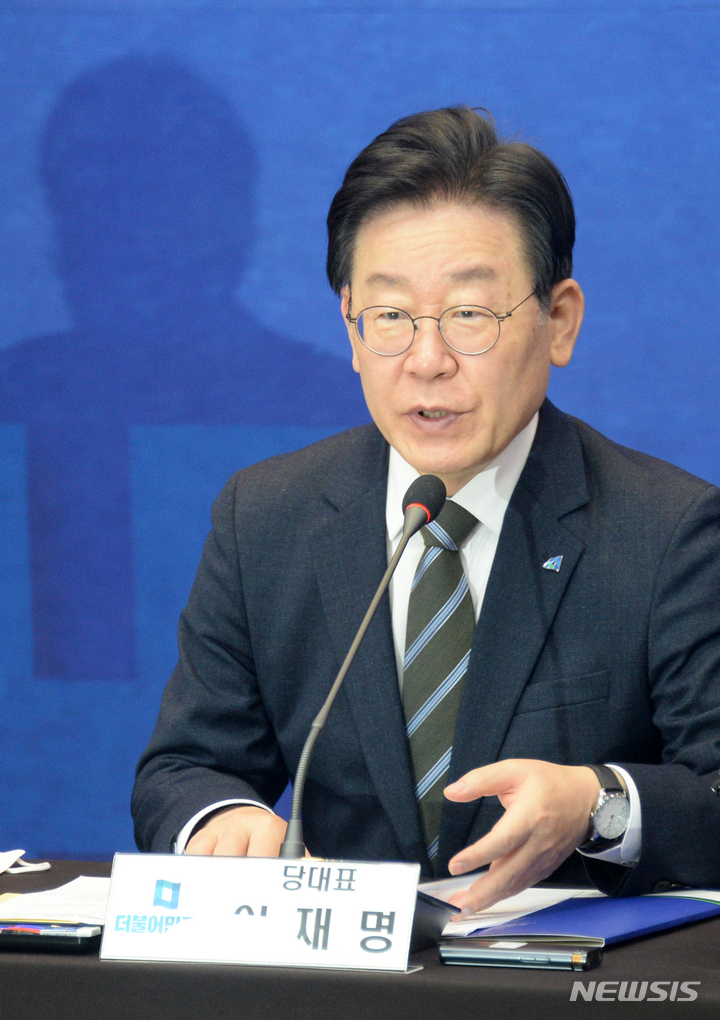 [익산=뉴시스] 김얼 기자 = 이재명 더불어민주당 당대표가 27일 전북 익산시 익산시청에서 열린 '더불어민주당 제63차 전북 현장 최고위원회의'에 참석해 개회사를 하고 있다. 2023.01.27. pmkeul@newsis.com