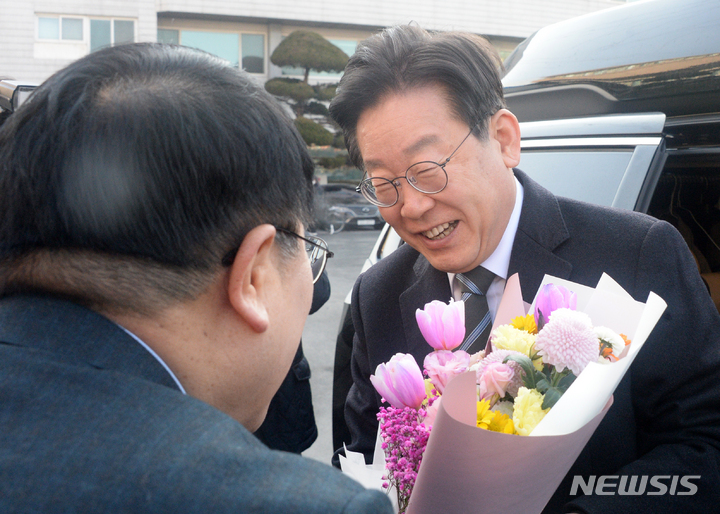 [익산=뉴시스] 김얼 기자 = 이재명 더불어민주당 대표가 27일 전북 익산 익산시청에서 열린 현장 최고위원회 참석 계기에 환영받고 있다. 2023.01.27. pmkeul@newsis.com