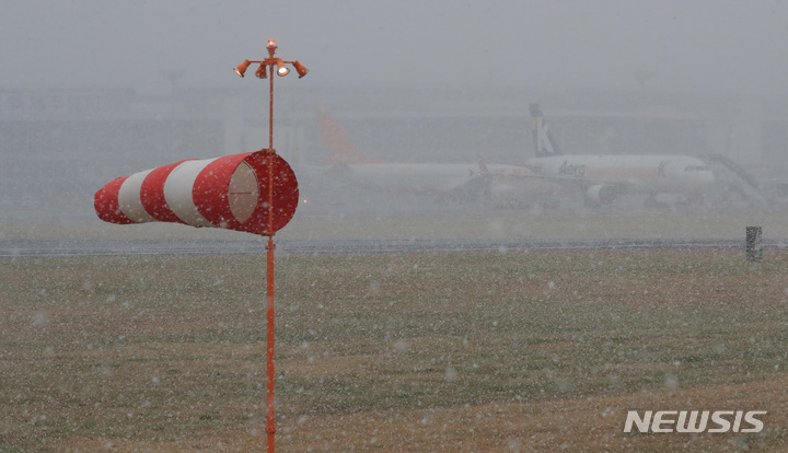 [제주=뉴시스] 우장호 기자 = 대설과 강풍특보가 내려지는 등 기상이 악화한 27일 오전 제주국제공항에 강한 눈보라가 치고 있다. 한국공항공사에 따르면 제주공항과 상대공항 기상 악화를 이유로 항공편 50여편 이상 결항조치 됐다. 2023.01.27. woo1223@newsis.com