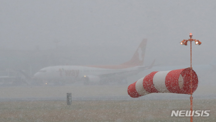 [제주=뉴시스] 우장호 기자 = 대설과 강풍특보가 내려지는 등 기상이 악화한 27일 오전 제주국제공항에 강한 눈보라가 치고 있다. 한국공항공사에 따르면 제주공항과 상대공항 기상 악화를 이유로 항공편 50여편 이상 결항조치 됐다. 2023.01.27. woo1223@newsis.com