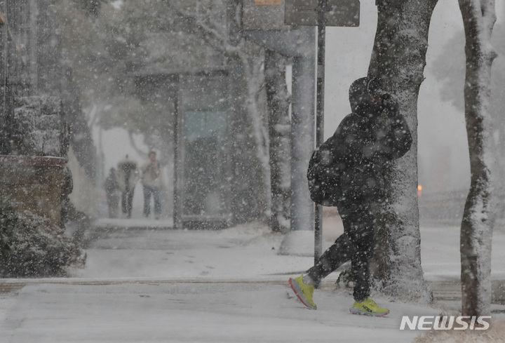 [제주=뉴시스] 우장호 기자 = 대설과 강풍특보가 내려지는 등 기상이 악화한 27일 오전 제주 시내 거리에서 시민들이 강한 눈보라 사이를 걸어가고 있다. 한국공항공사에 따르면 제주공항과 상대공항 기상 악화를 이유로 항공편 50여편 이상 결항조치 됐다. 2023.01.27. woo1223@newsis.com