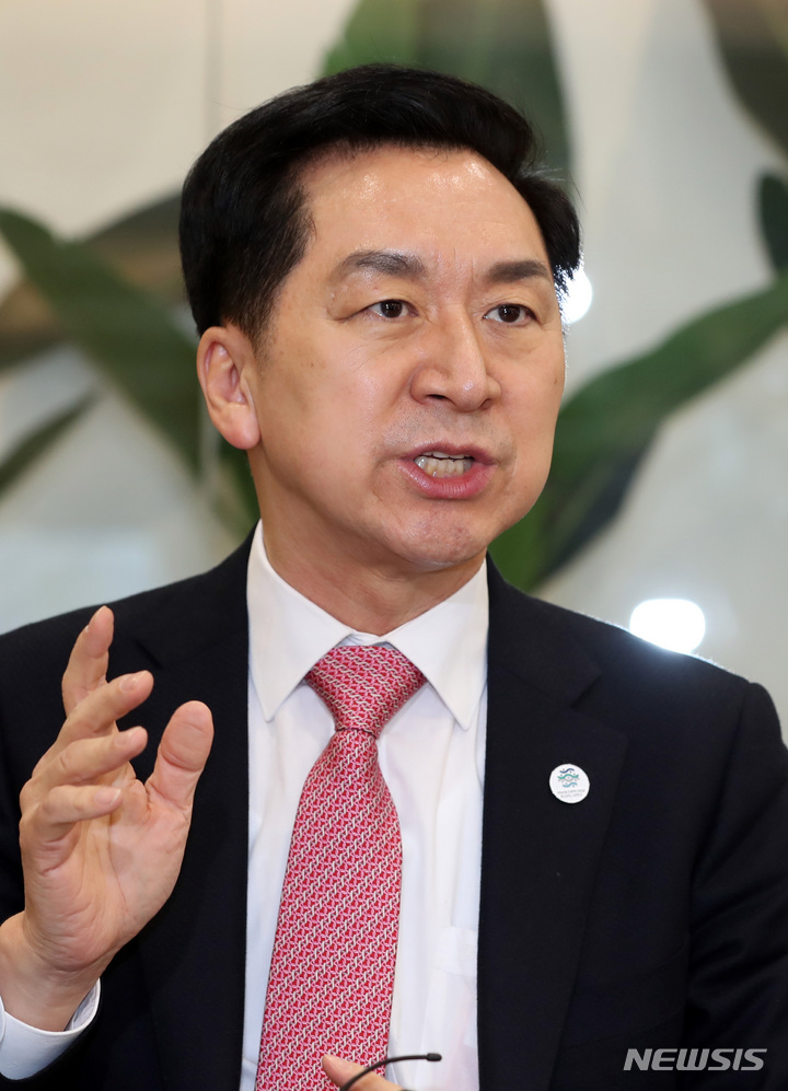 [부산=뉴시스] 하경민 기자 = 국민의힘 김기현 당대표 후보가 27일 부산 연제구의 한 커피숍에서 열린 기자간담회에 참석, 기자들과 대화하고 있다. 2023.01.27. yulnetphoto@newsis.com