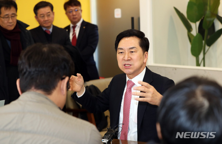 [부산=뉴시스] 하경민 기자 = 국민의힘 김기현 당대표 후보가 27일 부산 연제구의 한 커피숍에서 열린 기자간담회에 참석, 기자들과 대화하고 있다. 2023.01.27. yulnetphoto@newsis.com