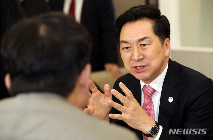 [부산=뉴시스] 하경민 기자 = 국민의힘 김기현 당대표 후보가 27일 부산 연제구의 한 커피숍에서 열린 기자간담회에 참석, 기자들과 대화하고 있다. 2023.01.27. yulnetphoto@newsis.com