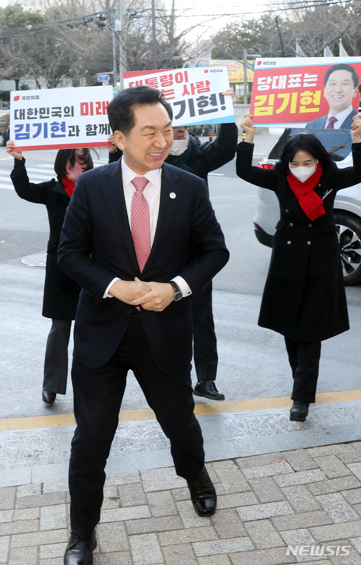 [부산=뉴시스] 하경민 기자 = 국민의힘 김기현 당대표 후보가 27일 부산 연제구의 한 커피숍에서 열린 기자간담회에 참석, 응원 나온 지지자들과 인사하고 있다. 2023.01.27. yulnetphoto@newsis.com