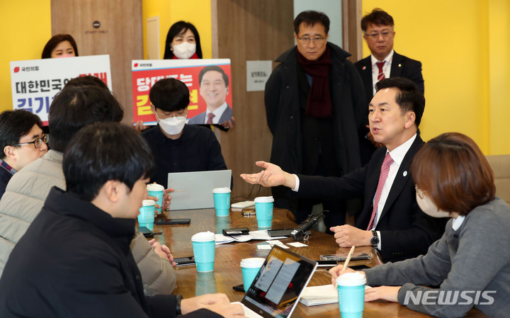 [부산=뉴시스] 하경민 기자 = 국민의힘 김기현 당대표 후보가 27일 부산 연제구의 한 커피숍에서 열린 기자간담회에 참석, 기자들과 대화하고 있다. 2023.01.27. yulnetphoto@newsis.com