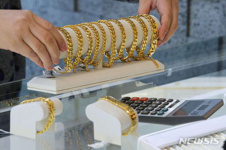 [서울=뉴시스] 권창회 기자 = 지난 27일 오전 서울 종로구 한국금거래소에서 직원이 금팔찌를 정리하고 있다. *기사 본문과는 무관한 사진. 2023.01.27. kch0523@newsis.com