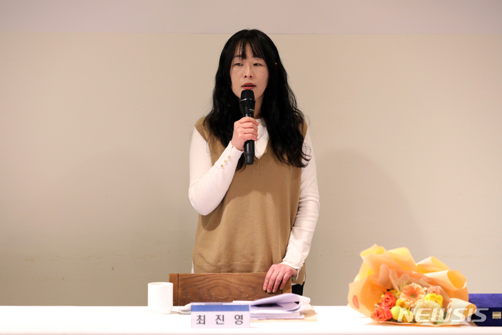 [서울=뉴시스] 박진희 기자 = 소설가 최진영이 27일 서울 중구 달개비에서 2023년 제46회 이상문학상 대상 수상 소감을 발표하고 있다. 이상문학상 심사위원회는 본선에 오른 16편 작품집에서 최진영 작가의 단편소설 '홈 스위트 홈'을 대상작으로 선정했다. 2023.01.27. pak7130@newsis.com