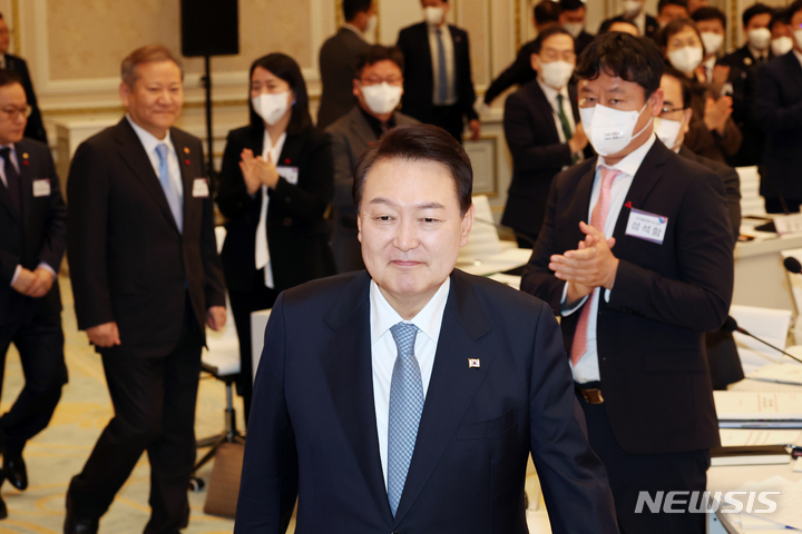 [서울=뉴시스] 전신 기자 = 윤석열 대통령이 27일 청와대 영빈관에서 열린 통일부·행정안전부·국가보훈처·인사혁신처 업무보고에 참석하고 있다. (대통령실통신사진기자단) 2023.01.27. photo1006@newsis.com