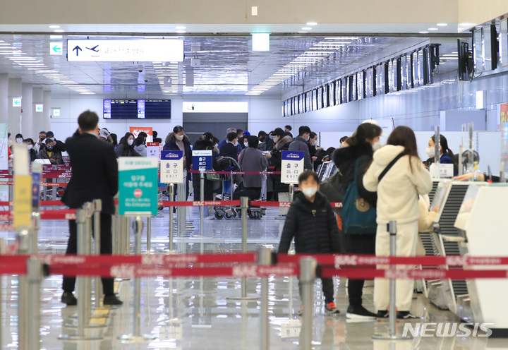 [제주=뉴시스] 우장호 기자 = 대설과 강풍특보가 내려지는 등 기상이 악화한 27일 오후 제주국제공항 3층 출발 대합실이 대기표를 구하거나 발권 절차를 밟는 이용객들로 붐비고 있다. 한국공항공사에 따르면 이날 제주공항과 상대공항 기상 악화를 이유로 항공편 56여편이 결항조치 됐다. 2023.01.27. woo1223@newsis.com