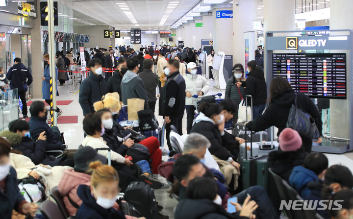 [제주=뉴시스] 우장호 기자 = 대설과 강풍특보가 내려지는 등 기상이 악화한 27일 오후 제주국제공항 3층 출발 대합실이 대기표를 구하거나 발권 절차를 밟는 이용객들로 붐비고 있다. 한국공항공사에 따르면 이날 제주공항과 상대공항 기상 악화를 이유로 항공편 56여편이 결항조치 됐다. 2023.01.27. woo1223@newsis.com