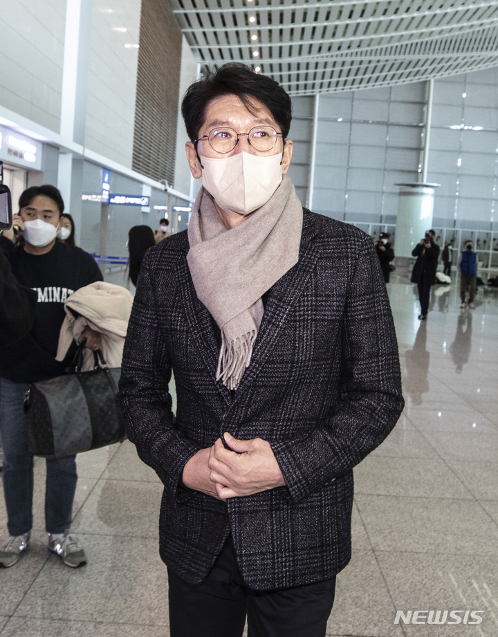 [인천공항=뉴시스] 김근수 기자 = 이강철 WBC 대표팀 감독이 27일 오전 인천국제공항 제1여객터미널 출국장으로 이동하고 있다. 2023.01.27. ks@newsis.com