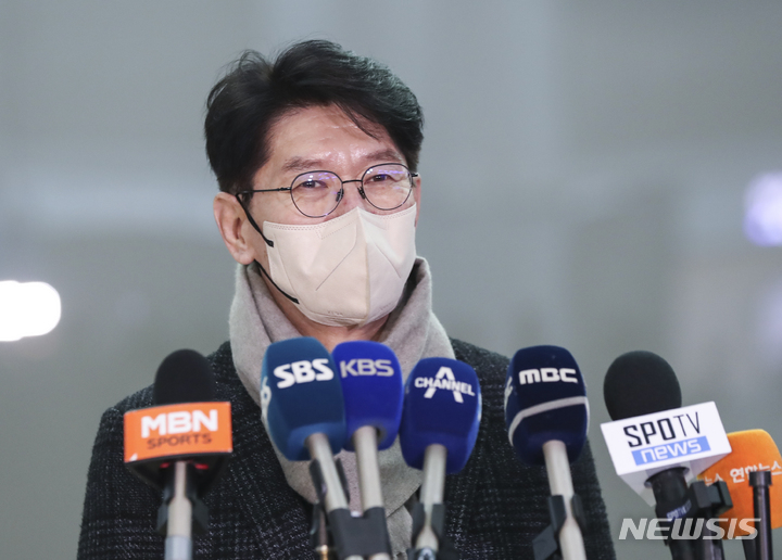 [인천공항=뉴시스] 김근수 기자 = 이강철 WBC 대표팀 감독이 27일 오전 인천국제공항 제1여객터미널 출국장 앞에서 기자질문에 답하고 있다. 2023.01.27. ks@newsis.com