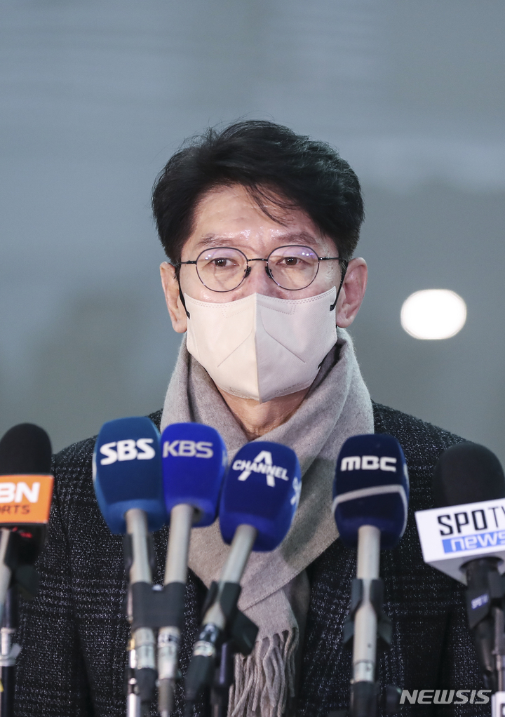 [인천공항=뉴시스] 김근수 기자 = 이강철 WBC 대표팀 감독이 27일 오전 인천국제공항 제1여객터미널 출국장 앞에서 기자질문에 답하고 있다. 2023.01.27. ks@newsis.com