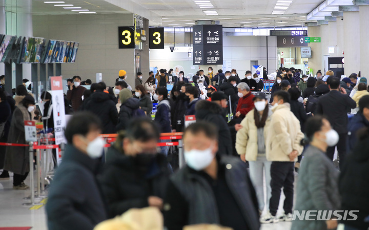 [제주=뉴시스] 우장호 기자 = 대설과 강풍특보가 내려지는 등 기상이 악화한 27일 오후 제주국제공항 3층 출발 대합실이 대기표를 구하거나 발권 절차를 밟는 이용객들로 붐비고 있다. 한국공항공사에 따르면 이날 제주공항과 상대공항 기상 악화를 이유로 항공편 56여편이 결항조치 됐다. 2023.01.27. woo1223@newsis.com
