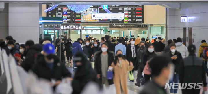[제주=뉴시스] 우장호 기자 = 대설과 강풍특보가 내려지는 등 기상이 악화한 27일 오후 제주국제공항 3층 출발 대합실이 대기표를 구하거나 발권 절차를 밟는 이용객들로 붐비고 있다. 한국공항공사에 따르면 이날 제주공항과 상대공항 기상 악화를 이유로 항공편 56여편이 결항조치 됐다. 2023.01.27. woo1223@newsis.com