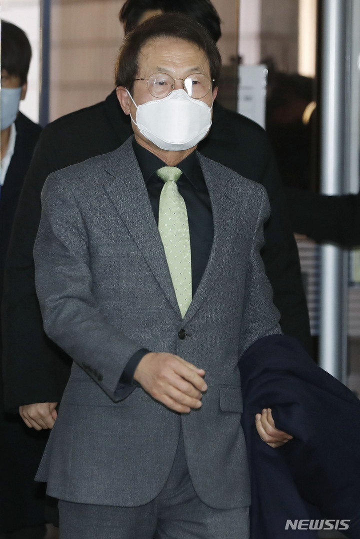 [서울=뉴시스] 최동준 기자 = 조희연 서울시 교육감이 27일 서울 서초구 서울중앙지방법원에서 열린 '해직교사 부당 특별채용 직권남용 혐의' 선고 공판에 출석하고 있다. 2023.01.27. photocdj@newsis.com