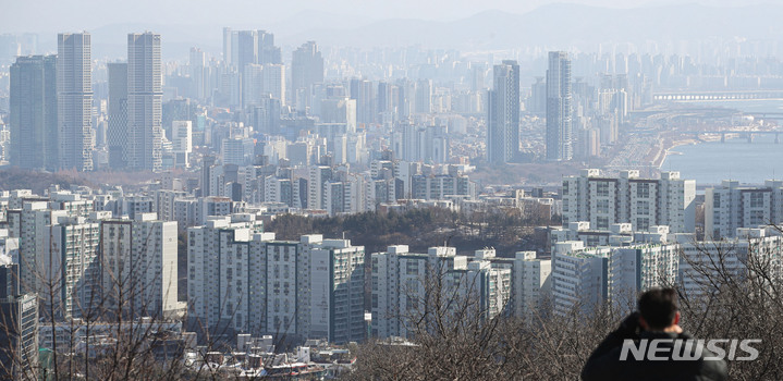 [서울=뉴시스] 권창회 기자 = 정부의 규제완화 영향으로 서울 아파트값 하락폭이 4주 연속 둔화했다. 한국부동산원 조사에 따르면 이번주 서울 아파트값은 0.31% 하락해 작년 말(-0.74%) 이후 4주 연속 낙폭이 감소했다. 사진은 27일 오후 서울 남산공원에서 바라본 아파트 단지. 2023.01.27. kch0523@newsis.com