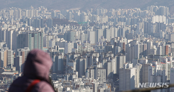 [서울=뉴시스] 권창회 기자 = 정부의 규제완화 영향으로 서울 아파트값 하락폭이 4주 연속 둔화했다. 한국부동산원 조사에 따르면 이번주 서울 아파트값은 0.31% 하락해 작년 말(-0.74%) 이후 4주 연속 낙폭이 감소했다. 사진은 27일 오후 서울 남산공원에서 바라본 아파트 단지. 2023.01.27. kch0523@newsis.com