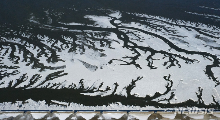 [화성=뉴시스] 김종택 기자 = 북극발 최강한파가 이어지고 있는 27일 오후 경기도 화성시 매향리 포구 갯벌이 꽁꽁 얼어붙어 한폭의 그림처럼 기하학적 무늬를 형성하고 있다. 2023.01.27. jtk@newsis.com