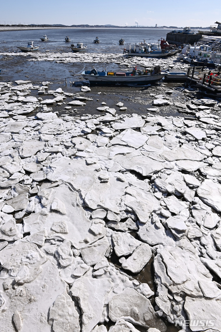 [화성=뉴시스] 김종택 기자 = 북극발 최강한파가 이어지고 있는 27일 오후 경기도 화성시 매향리 포구 바닷가에 얼음이 얼어 배들이 묶여 있다. 2023.01.27. jtk@newsis.com