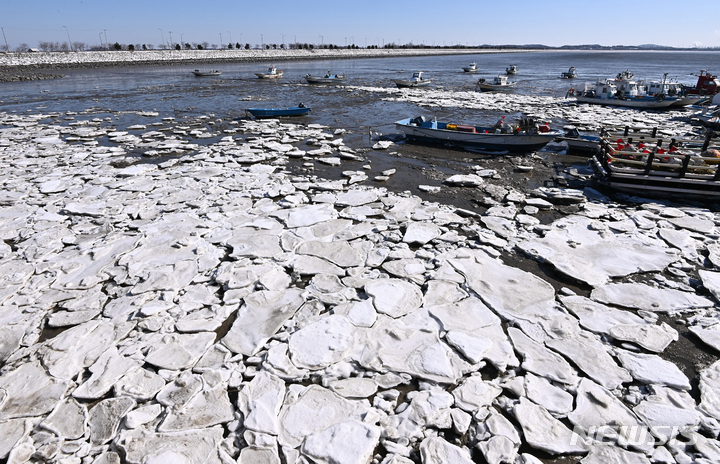 [화성=뉴시스] 김종택 기자 = 북극발 최강한파가 이어지고 있는 27일 오후 경기도 화성시 매향리 포구 바닷가에 얼음이 얼어 배들이 묶여 있다. 2023.01.27. jtk@newsis.com