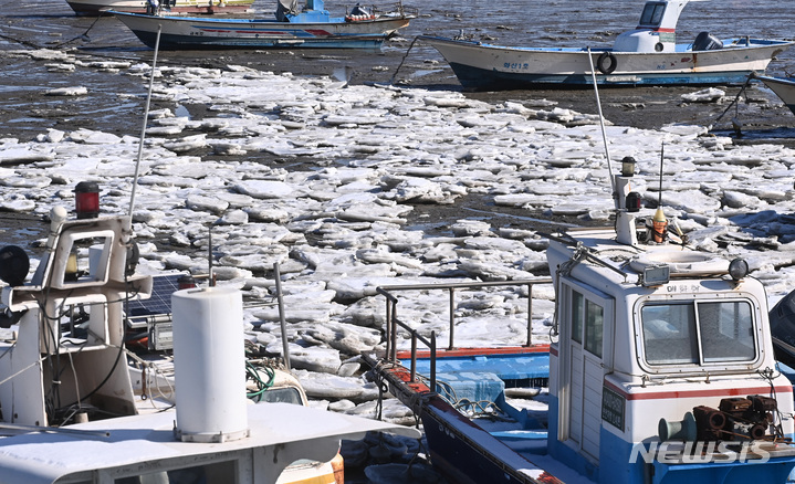 [화성=뉴시스] 김종택 기자 = 북극발 최강한파가 이어지고 있는 27일 오후 경기도 화성시 매향리 포구 바닷가에 얼음이 얼어 배들이 묶여 있다. 2023.01.27. jtk@newsis.com