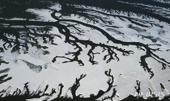 [화성=뉴시스] 김종택 기자 = 북극발 최강한파가 이어지고 있는 27일 오후 경기도 화성시 매향리 포구 갯벌이 꽁꽁 얼어붙어 한폭의 그림처럼 기하학적 무늬를 형성하고 있다. 2023.01.27. jtk@newsis.com