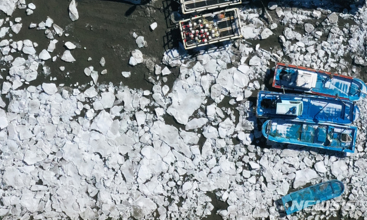 [화성=뉴시스] 김종택 기자 = 북극발 최강한파가 이어지고 있는 27일 오후 경기도 화성시 매향리 포구 바닷가에 얼음이 얼어 배들이 묶여 있다. 2023.01.27. jtk@newsis.com