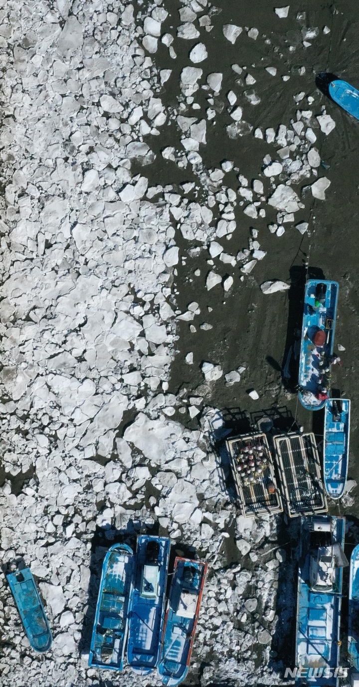 [화성=뉴시스] 김종택 기자 = 북극발 최강한파가 이어지고 있는 27일 오후 경기도 화성시 매향리 포구 바닷가에 얼음이 얼어 배들이 묶여 있다. 2023.01.27. jtk@newsis.com