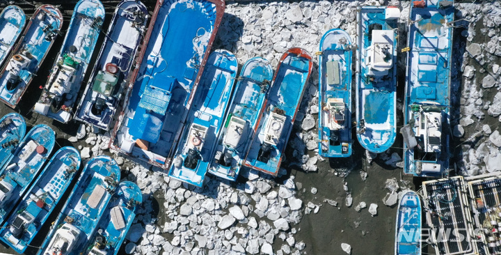 [화성=뉴시스] 김종택 기자 = 북극발 최강한파가 이어지고 있는 27일 오후 경기도 화성시 매향리 포구 바닷가에 얼음이 얼어 배들이 묶여 있다. 2023.01.27. jtk@newsis.com