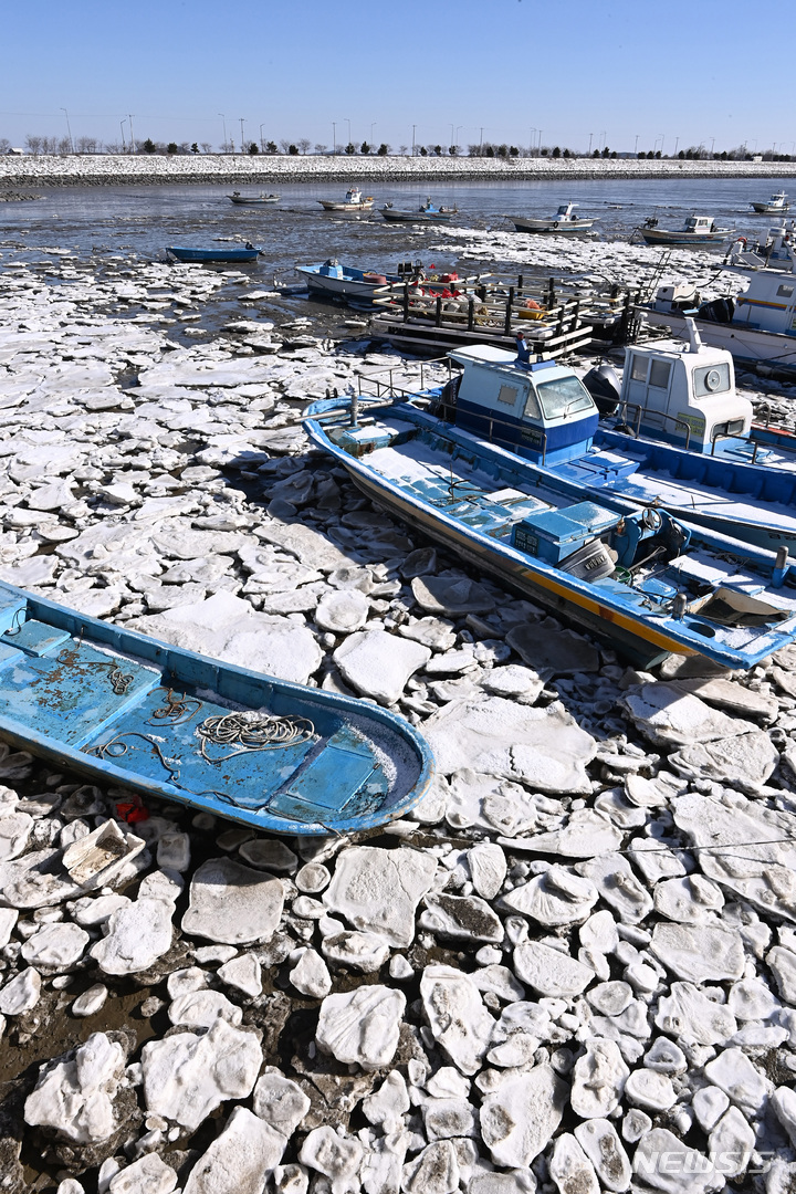 [화성=뉴시스] 김종택 기자 = 북극발 최강한파가 이어지고 있는 27일 오후 경기도 화성시 매향리 포구 바닷가에 얼음이 얼어 배들이 묶여 있다. 2023.01.27. jtk@newsis.com