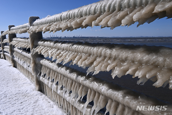 [화성=뉴시스] 김종택 기자 = 북극발 최강한파가 이어지고 있는 27일 오후 경기도 화성시 매향리 포구 방파제에 고드름이 주렁주렁 매달려 있다. 2023.01.27. jtk@newsis.com