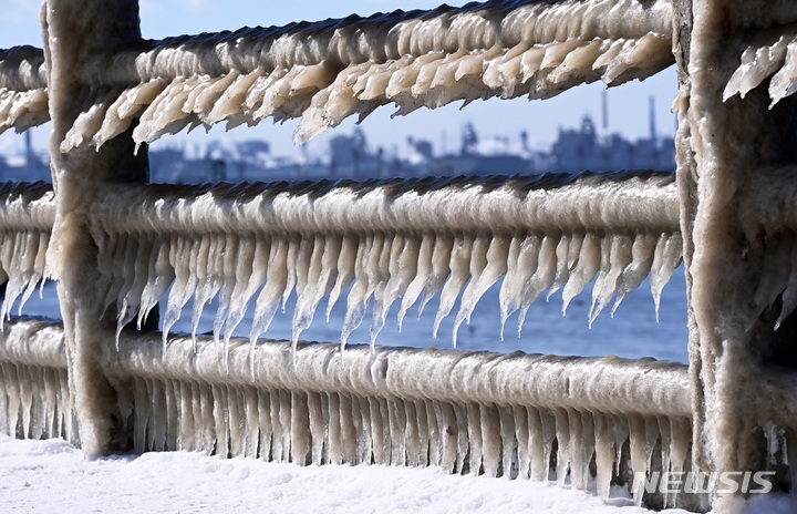 [화성=뉴시스] 김종택 기자 = 북극발 최강한파가 이어지고 있는 27일 오후 경기도 화성시 매향리 포구 방파제에 고드름이 주렁주렁 매달려 있다. 2023.01.27. jtk@newsis.com