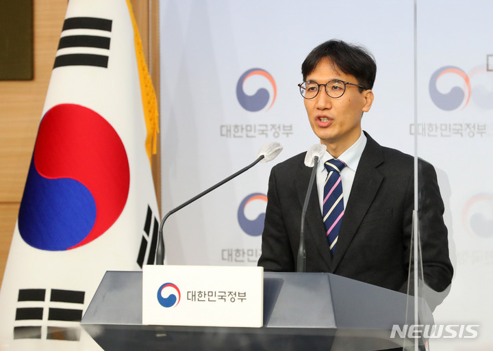 [서울=뉴시스] 배훈식 기자 = 전병목 국민연금 재정추계전문위원장이 27일 오후 서울 종로구 정부서울청사 별관에서 제5차 국민연금 재정추계 시산결과 관련 브리핑을 하고 있다. 2023.01.27. dahora83@newsis.com