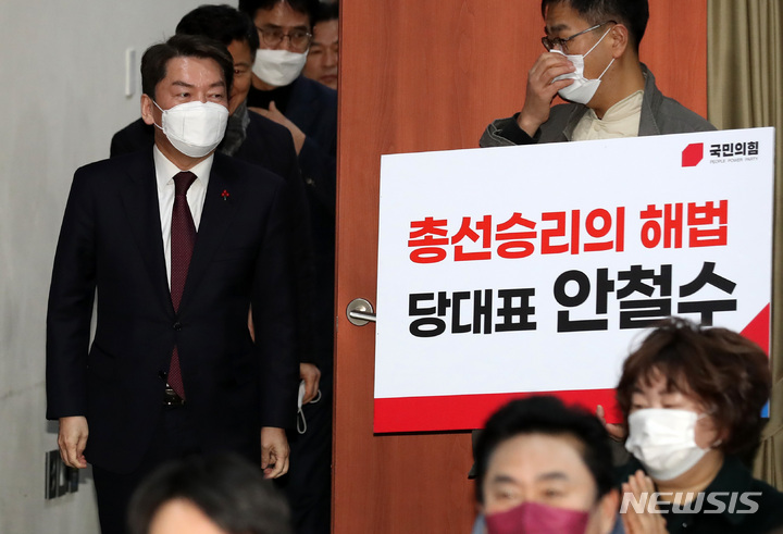 [천안=뉴시스] 이영환 기자 = 국민의힘 당권주자인 안철수 의원이 27일 오후 충남 천안시 동남구 국민의힘 충남도당에서 열린 당원과의 간담회에 참석하고 있다. 2023.01.27. 20hwan@newsis.com