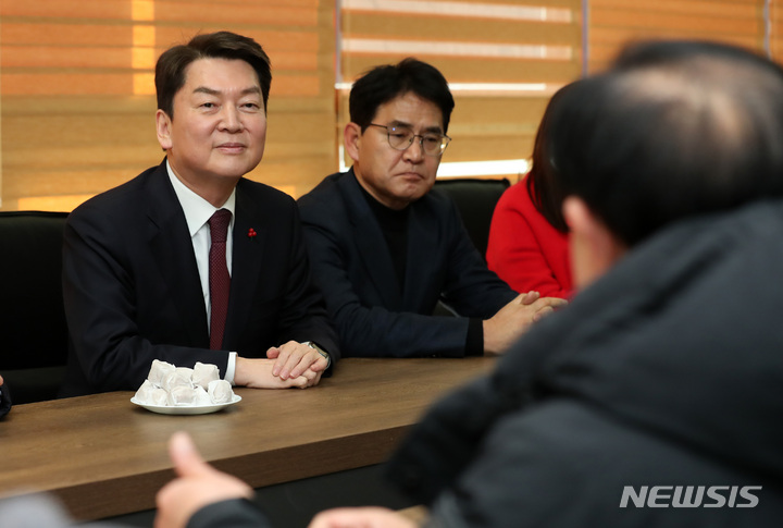 [천안=뉴시스] 이영환 기자 = 국민의힘 당권주자인 안철수 의원이 27일 오후 충남 천안시 동남구 국민의힘 충남도당에서 당원들과 간담회를 하고 있다. 2023.01.27. 20hwan@newsis.com