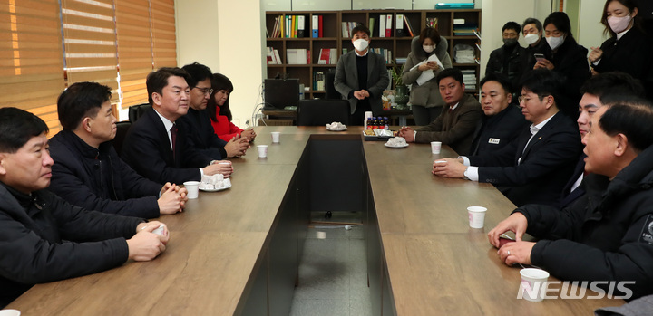 [천안=뉴시스] 이영환 기자 = 국민의힘 당권주자인 안철수 의원이 27일 오후 충남 천안시 동남구 국민의힘 충남도당에서 당원들과 간담회를 하고 있다. 2023.01.27. 20hwan@newsis.com