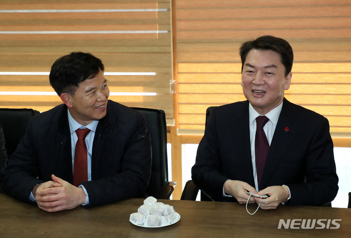 [천안=뉴시스] 이영환 기자 = 국민의힘 당권주자인 안철수 의원이 27일 오후 충남 천안시 동남구 국민의힘 충남도당에서 이정만(왼쪽) 충남도당 위원장 등과 간담회를 하고 있다. 2023.01.27. 20hwan@newsis.com