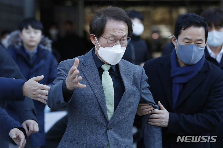[서울=뉴시스] 최동준 기자 = 조희연 서울시 교육감이 지난 27일 서울 서초구 서울중앙지방법원에서 열린 '해직교사 부당 특별채용 직권남용 혐의' 1심 선고 공판에서 징역 1년 6개월에 집행유예 2년을 선고 받은 뒤 이동하고 있다. 2023.01.28. photocdj@newsis.com