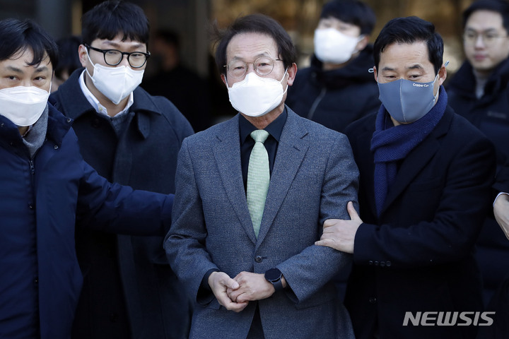 [서울=뉴시스] 최동준 기자 = 조희연 서울시 교육감이 27일 서울 서초구 서울중앙지방법원에서 열린 '해직교사 부당 특별채용 직권남용 혐의' 1심 선고 공판에서 징역 1년 6개월에 집행유예 2년을 선고 받은 뒤 이동하고 있다. 2023.01.27. photocdj@newsis.com