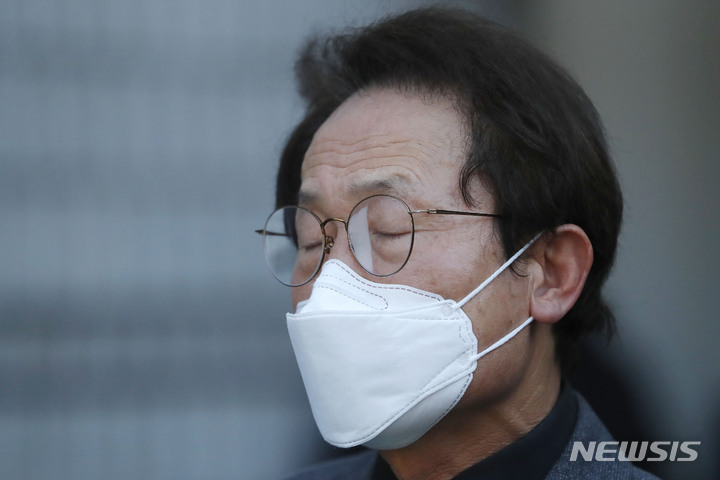 [서울=뉴시스] 최동준 기자 = 조희연 서울시 교육감이 27일 서울 서초구 서울중앙지방법원에서 열린 '해직교사 부당 특별채용 직권남용 혐의' 1심 선고 공판에서 징역 1년 6개월에 집행유예 2년을 선고 받은 뒤 소감을 말하던 중 잠시 눈을 감고 있다. 2023.01.27. photocdj@newsis.com