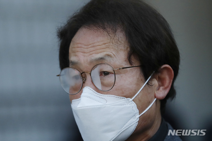 [서울=뉴시스] 최동준 기자 = 조희연 서울시 교육감이 27일 서울 서초구 서울중앙지방법원에서 열린 '해직교사 부당 특별채용 직권남용 혐의' 1심 선고 공판에서 징역 1년 6개월에 집행유예 2년을 선고 받은 뒤 소감을 말하고 있다. 2023.01.27. photocdj@newsis.com