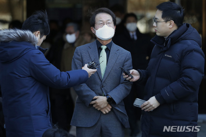 [서울=뉴시스] 최동준 기자 = 조희연 서울시 교육감이 27일 서울 서초구 서울중앙지방법원에서 열린 '해직교사 부당 특별채용 직권남용 혐의' 1심 선고 공판에서 징역 1년 6개월에 집행유예 2년을 선고 받은 뒤 소감을 말하고 있다. 2023.01.27. photocdj@newsis.com