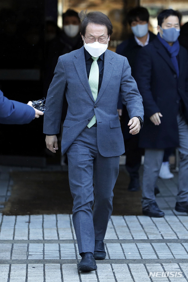 [서울=뉴시스] 최동준 기자 = 조희연 서울시 교육감이 27일 서울 서초구 서울중앙지방법원에서 열린 '해직교사 부당 특별채용 직권남용 혐의' 1심 선고 공판에서 징역 1년 6개월에 집행유예 2년을 선고 받은 뒤 법원을 나오고 있다. 2023.01.27. photocdj@newsis.com