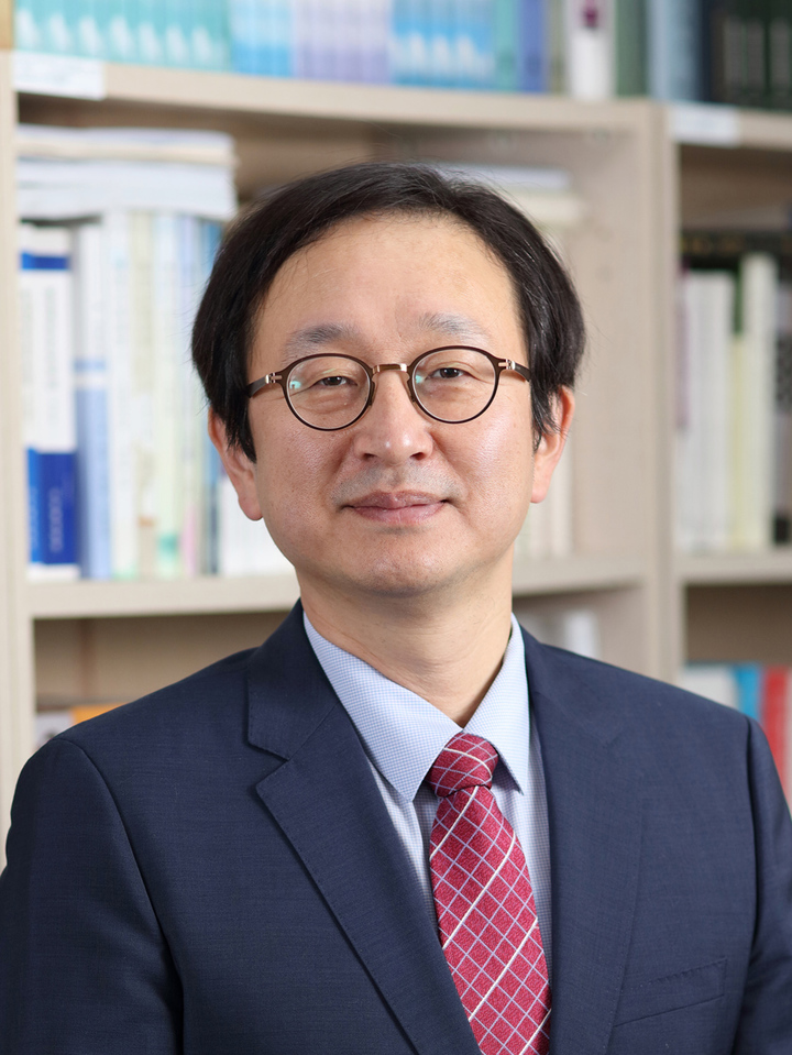 [서울=뉴시스] 윤석열 대통령이 27일 국민권익위원회 부위원장에 정승윤 부산대 법학전문대학원 교수를 인선했다. (사진=대통령실 제공) 2023.01.27. photo@newsis.com *재판매 및 DB 금지