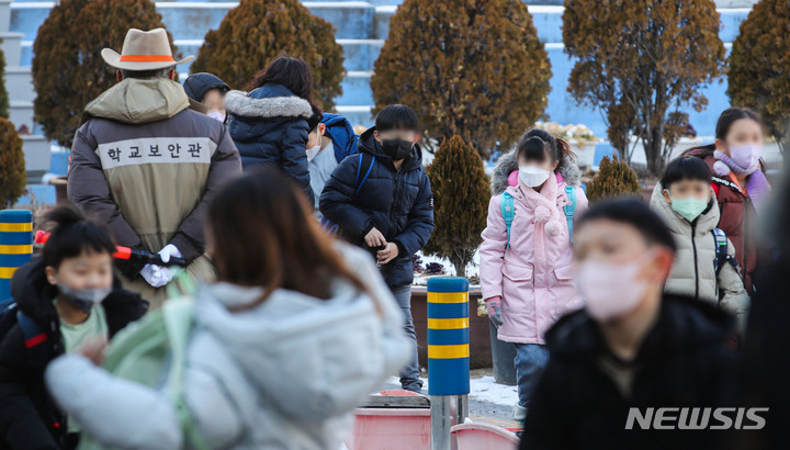 [서울=뉴시스] 권창회 기자 = 교육부가 오는 30일부터 학교와 학원에서 마스크 착용을 자율로 전환한다. 통학버스나 현장 체험학습을 위해 이용하는 단체버스 내에서만 마스크 착용 의무가 유지된다. 27일 오후 서울 시내 초등학교에서 초등학생들이 하교하고 있다. 2023.01.27. kch0523@newsis.com