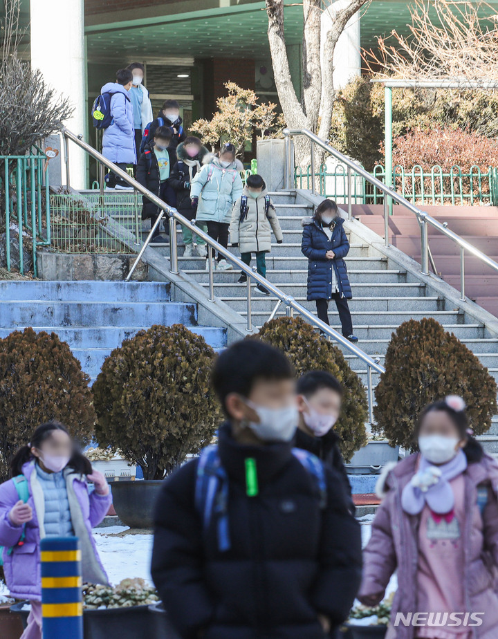 [서울=뉴시스] 권창회 기자 = 교육부가 오는 30일부터 학교와 학원에서 마스크 착용을 자율로 전환한다. 통학버스나 현장 체험학습을 위해 이용하는 단체버스 내에서만 마스크 착용 의무가 유지된다. 27일 오후 서울 시내 초등학교에서 초등학생들이 하교하고 있다. 2023.01.27. kch0523@newsis.com